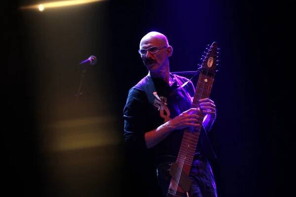 Tony Levin do basy v Praze pleskal, jako když hrál s Peterem Gabrielem a King Crimson | Hospodářské noviny (HN.cz)