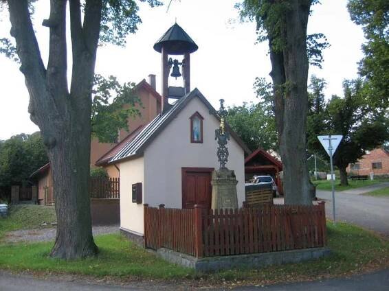 Kaplička se zvoničkou na návsi v Mrákotíně