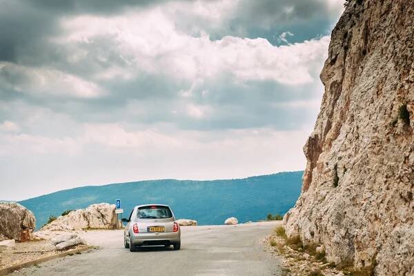 Auch mit dem Auto lässt sich die Verdonschlucht bestens erkunden.