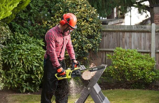 Řetězová pila 2300 W s vodicí lištou 40 cm, řetěz Ryobi RCS2340B Napájení síťové