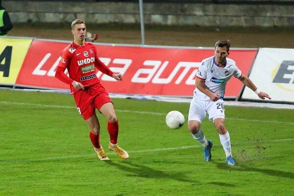 Fotbalisté Zbrojovky (v červeném) doma podlehli Plzni 0:1.