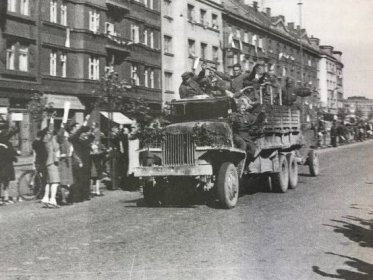 Dva Rusové a jeden Čech u Hradce Králové roku 1945 odzbrojili celou německou kolonu