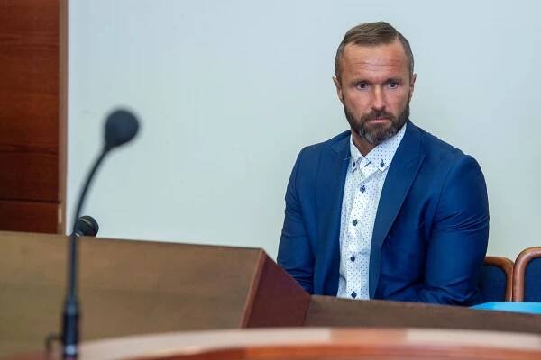 Bývalého šéfa nemocnice Nečesaného soud osvobodil. Podle soudkyně ale podezření trvá