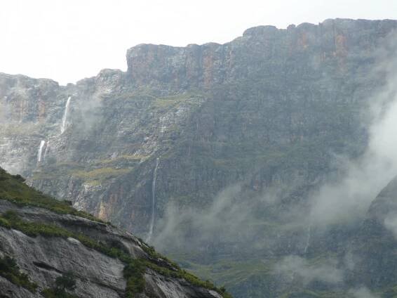Trek k vodopádu Tugela Falls v Dračích horách JAR