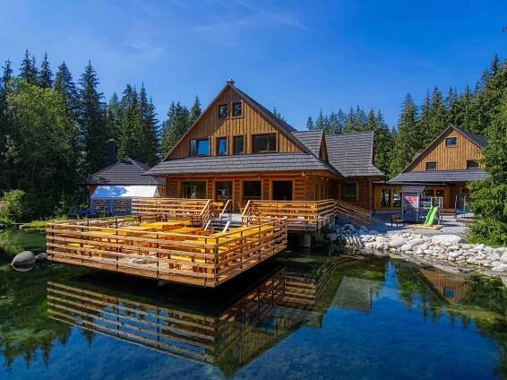 Rezort pri jazere na úpätí Vysokých Tatier: relax s polpenziou a privátnym wellness
