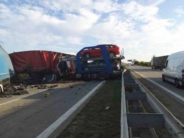 Hromadná nehoda kamionů na D2 za Hustopečemi: vysypaný náklad zablokoval dálnici