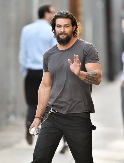 Uomini belli. Jason Momoa: il gigante selvaggio che ama tantissimo il rosa 