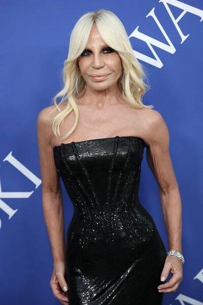 Z jejího zevnějšku mrazí! Donatella Versace převzala cenu a ukázala postavu kostlivce