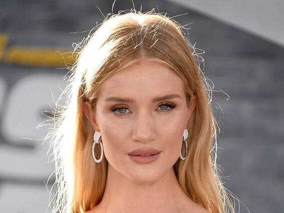 Rosie Huntington-Whiteley Shows Off Her Supermodel Abs at Versace