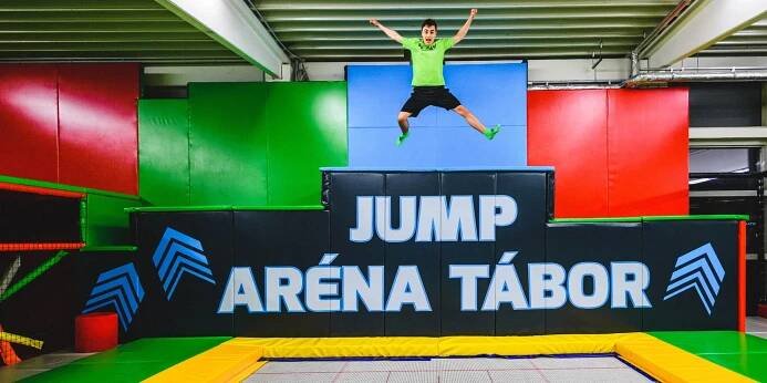 Jump aréna Tábor plná atrakcí: 1 či 2 hod. nebo celý den v trampolínovém parkour centru s plochou 1200 m²