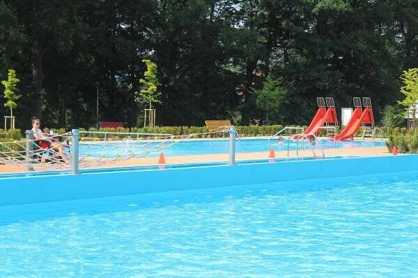 Koupaliště v Janovicích nad Úhlavou.