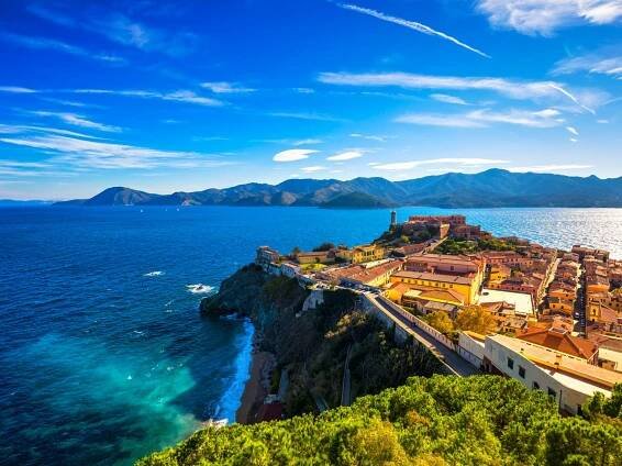Ostrov Elba, letecký pohled na Portoferraio. Maják a pevnost. Toskánsko, Itálie, Evropa.