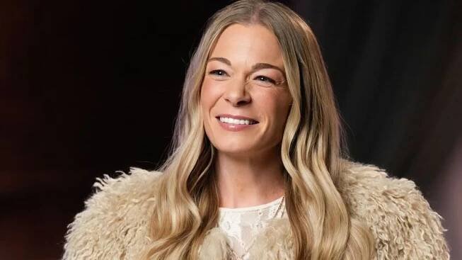Why Did LeAnn Rimes' Teeth Fall Out on Stage? Singer's Jaw Problems and Bridge Explained