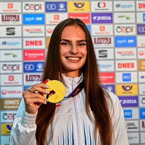 Malinká sprinterka honí Kratochvílovou. Maňasová je nejradši, když rozpláče trenéra