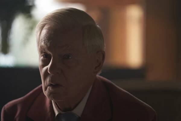 Koruna - Rozkolísaný člověk - Z filmu - Derek Jacobi