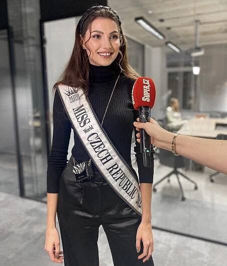 Tomu se říká proměna! Mezera mezi jedničkami je pryč, Karolína Kopíncová bojuje na Miss World s pusou plnou fazet