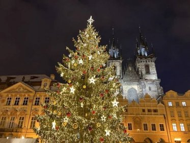 VIDEO, FOTO: Vůně trdelníku i svařáku. Turisté si vánoční trhy v Praze užívají