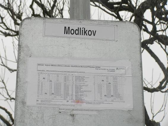 Modlíkov: malá obec s moderním hřištěm i kontejnery pod zemí