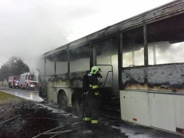 Řidič opustil autobus v Hradci nad Svitavou včas, plameny vozidlo následně zcela zničily | POŽÁRY.cz - ohnisko žhavých zpráv