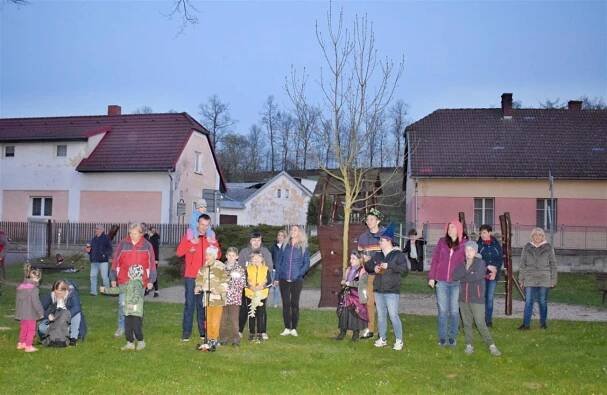 Hasiči postavili májku a upálili čarodějnici 30.4.2022 - Oficiální stránky obce Jesenice