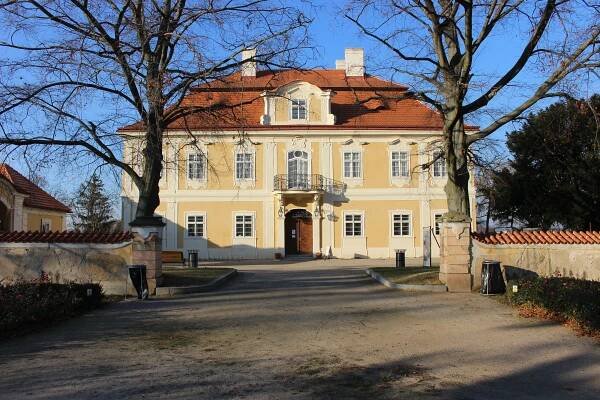 Horní zámek (Panenské Břežany)