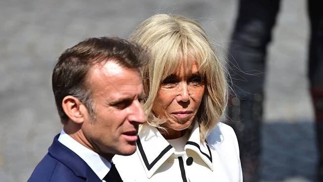 Že je Macronova manželka muž? Prezidentský pár šel do protiútoku, za pomluvu chce peníze