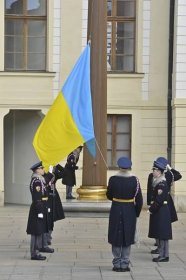 „Ukrajina ještě nezemřela.“ Na Pražském hradě vyjádřili solidaritu vyvěšením ukrajinské vlajky
