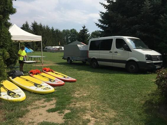 Sjíždění Ohře na paddleboardu i opékání buřtů: úseky vhodné i pro rodiny s dětmi