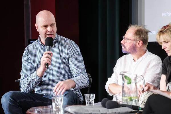 Projekce filmu a debata s tvůrci v kině Atlas v Praze 6. srpna 2025. Moderátorkou debaty byla novinářka Světlana Witowská, jako hosté zasedli režisér Robin Kvapil, novinářka Petra Procházková, analytik zabývající se dezinformacemi Roman Máca z Institutu pro politiku a bezpečnost a také protagonisté filmu – psycholog a psychiatr Peter Pöthe a kriminolog a protagonista filmu Petr Pojman. - Roman Máca, Peter Pöthe, Petra Procházková - Velký vlastenecký výlet - Z akcí