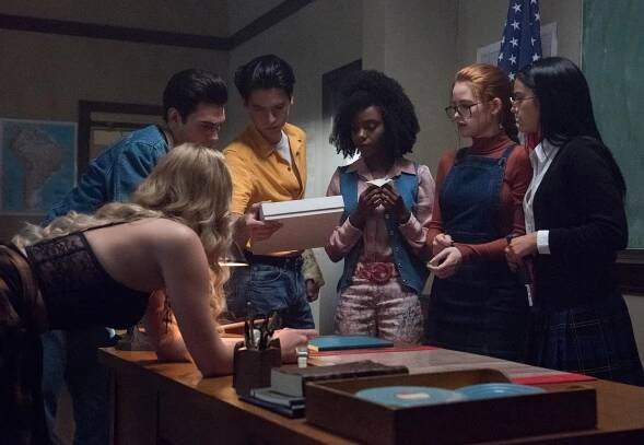 K.J. Apa, Cole Sprouse, Ashleigh Murray, Madelaine Petsch, Camila Mendes - Riverdale - Kapitola 39: „Půlnoční klub“ - Z filmu