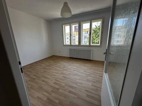 Pronájem bytu 1+kk, 22m2, ul. V předpolí, Praha 10, obrázek č. 1