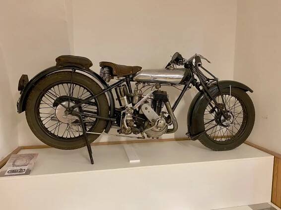 Chcete vidět nejlepší českou motorku na světě, jejíž genialitu zkoumali i Japonci? Za motocyklovými legendami si udělejte výlet do Hořic