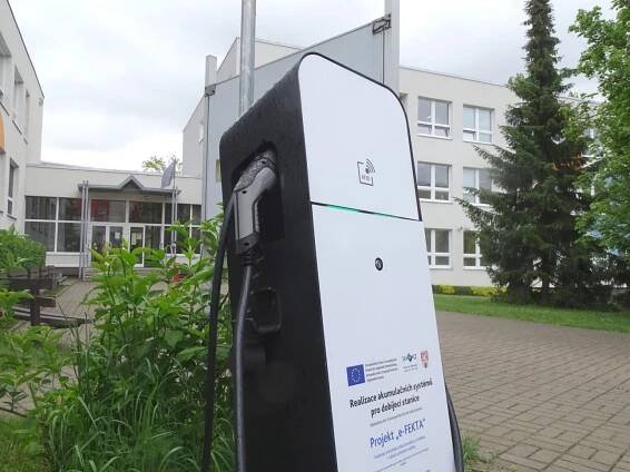 Město má tři nové dobíjecí stanice, rozvoj elektromobility v Litoměřicích pokračuje