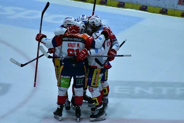Pardubice porazily Třinec 1:0. Dynamo vzdalo hold zesnulému moderátorovi