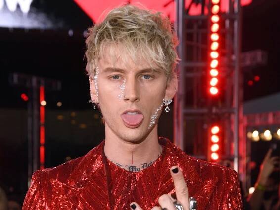 Machine Gun Kelly Covered His Face in Pearls for the 2021 VMAs