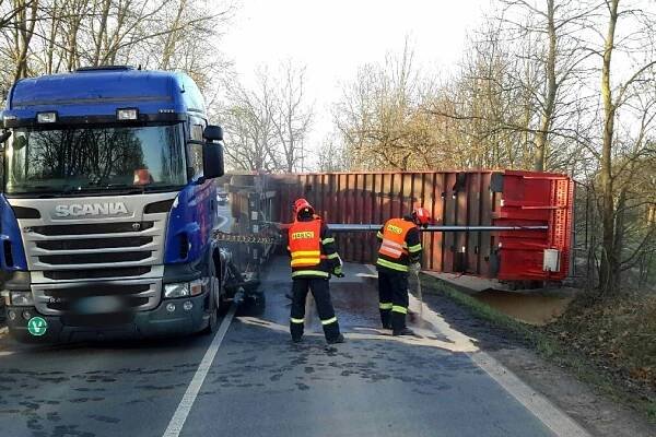Silnice u Strážnice je neprůjezdná, převrátil se tam kamion s obilím