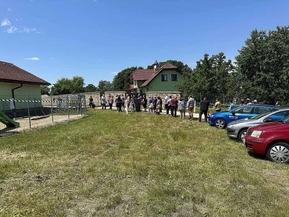První letošní příležitosti nasbírat si čerstvé jahody na plantáži v Dolní Pěně využily stovky lidí