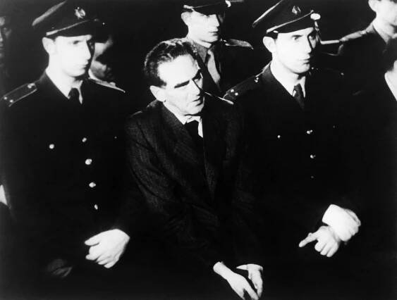 Přiznávám plně svoji vinu, odříkával Slánský naučené věty. Soud uložil tři doživotí a jedenáct trestů smrti