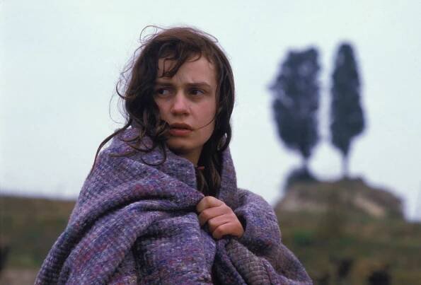 Sandrine Bonnaire sur le tournage du film 'Sans toit ni loi' réalisé par Agnès Varda, le 20 mars 1985, France.