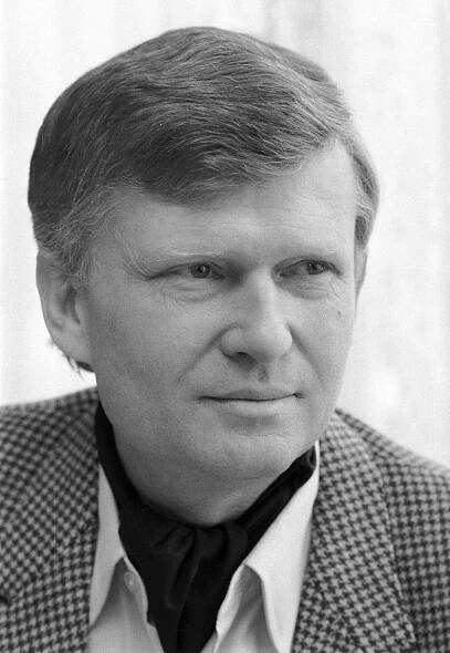„Magor“ (80) z Byl jednou jeden polda se málem stal vojákem. Do divadla se dostal díky pohotové reakci na fígl ředitele