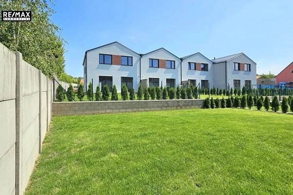 okolní domy - Prodej domu 138 m², Milovice 