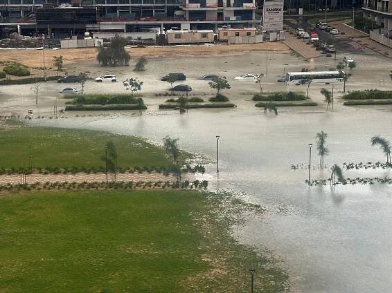 Foto: Povodně v pouštní Dubaji. Silnice se proměnily v řeky, letiště je ochromené