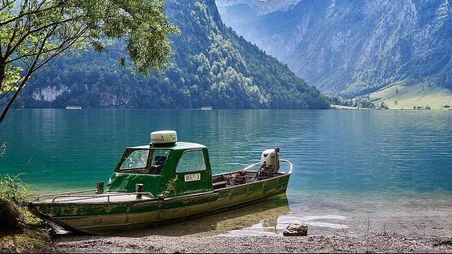 Pohádkové jezero u hranic fascinuje. Na jeho dně ale leží mrtvola řidiče