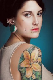krásná dívka s piercingem a tetováním obličeje - piercing - stock snímky, obrázky a fotky