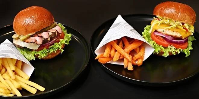 Burger s hovězím či kuřecím i příloha dle výběru: klasik, se sýrem i s chilli