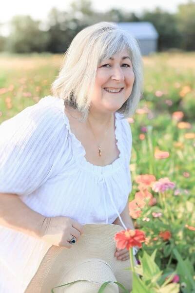Tammy with White Lilac Farmhouse 6