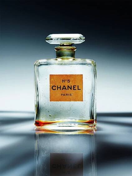 Súbor:Chanel No. 5 Fragrance Austin Calhoon Photograph.jpg – Wikipédia