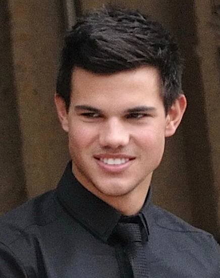 Soubor:Taylor Lautner Hôtel de Crillon 2009.jpg – Wikipedie