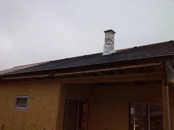Pokládka střešní krytiny a výstavba komína