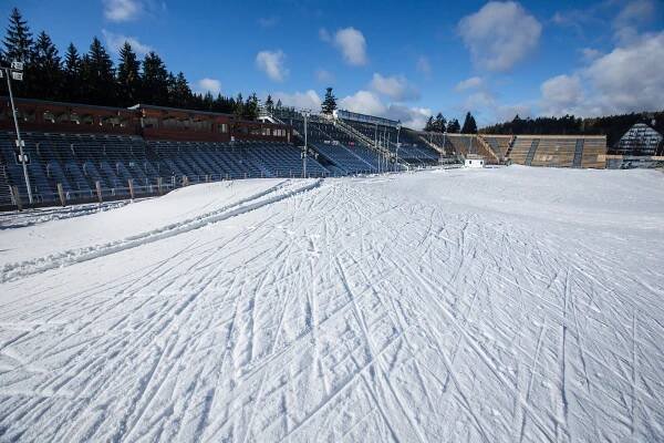 Ve Vysočina Areně úřaduje těžká technika. Auta rozváží sníh na tratě